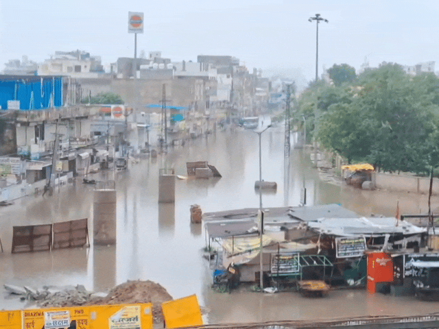 बारिश के चलते सीकर के नवलगढ़ रोड पर जलभराव।