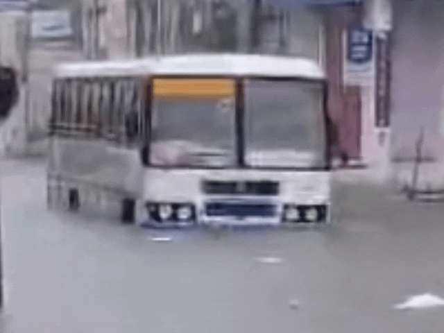 फतेहपुर में 4 फीट जलभराव के बीच बंद रोडवेज बस।