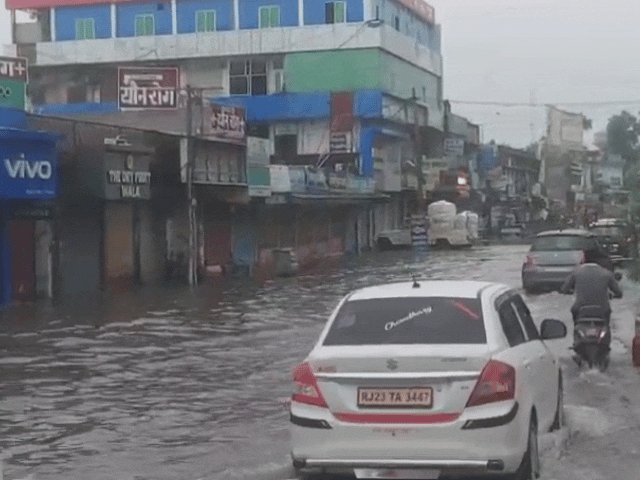 सीकर में आज सुबह तक हुई बारिश के चलते लोहारू बस स्टैंड पर डेढ़ फीट तक पानी आ गया। ऐसे में यहां एक दर्जन दुकानें बंद रही।