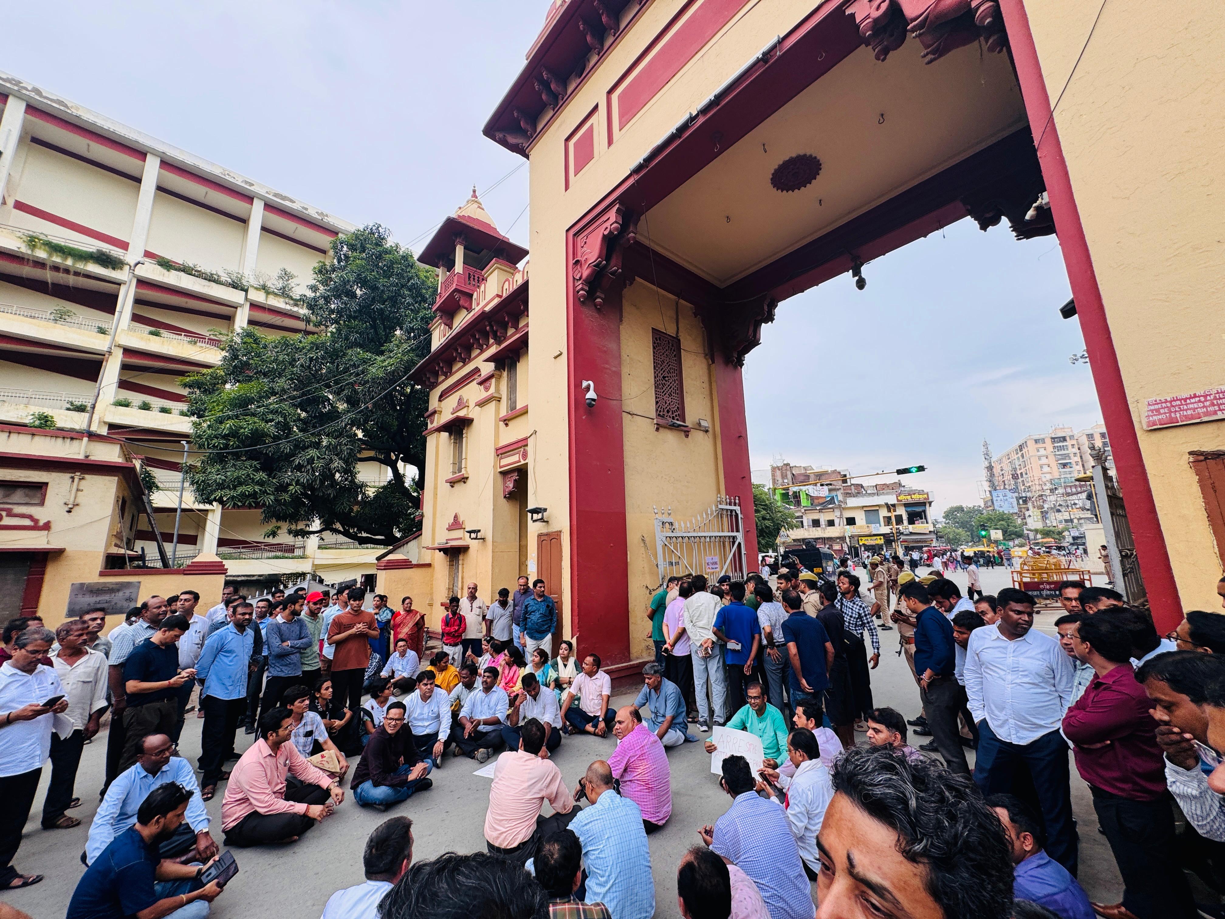 बीएचयू के सिंहद्वार पर प्रोफेसर्स ने किया था चक्काजाम।