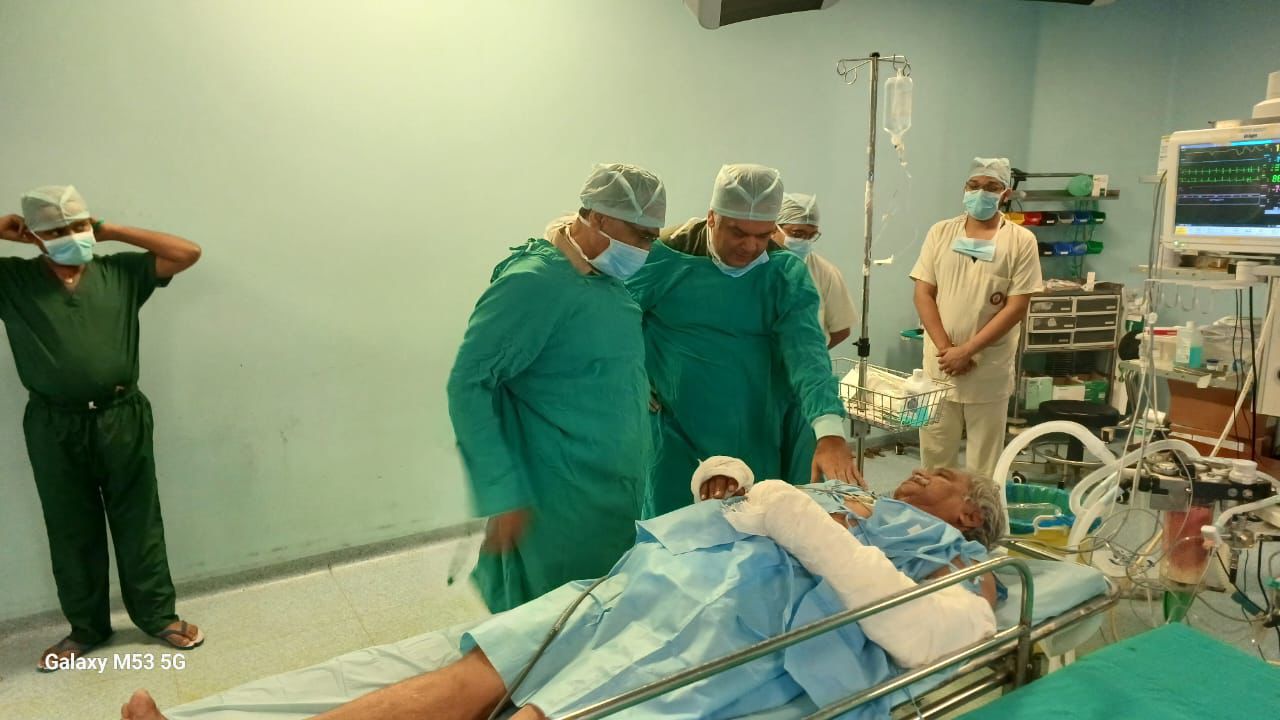 बीएचयू ट्रामा सेंटर में प्रोफेसर का हुआ आपरेशन।