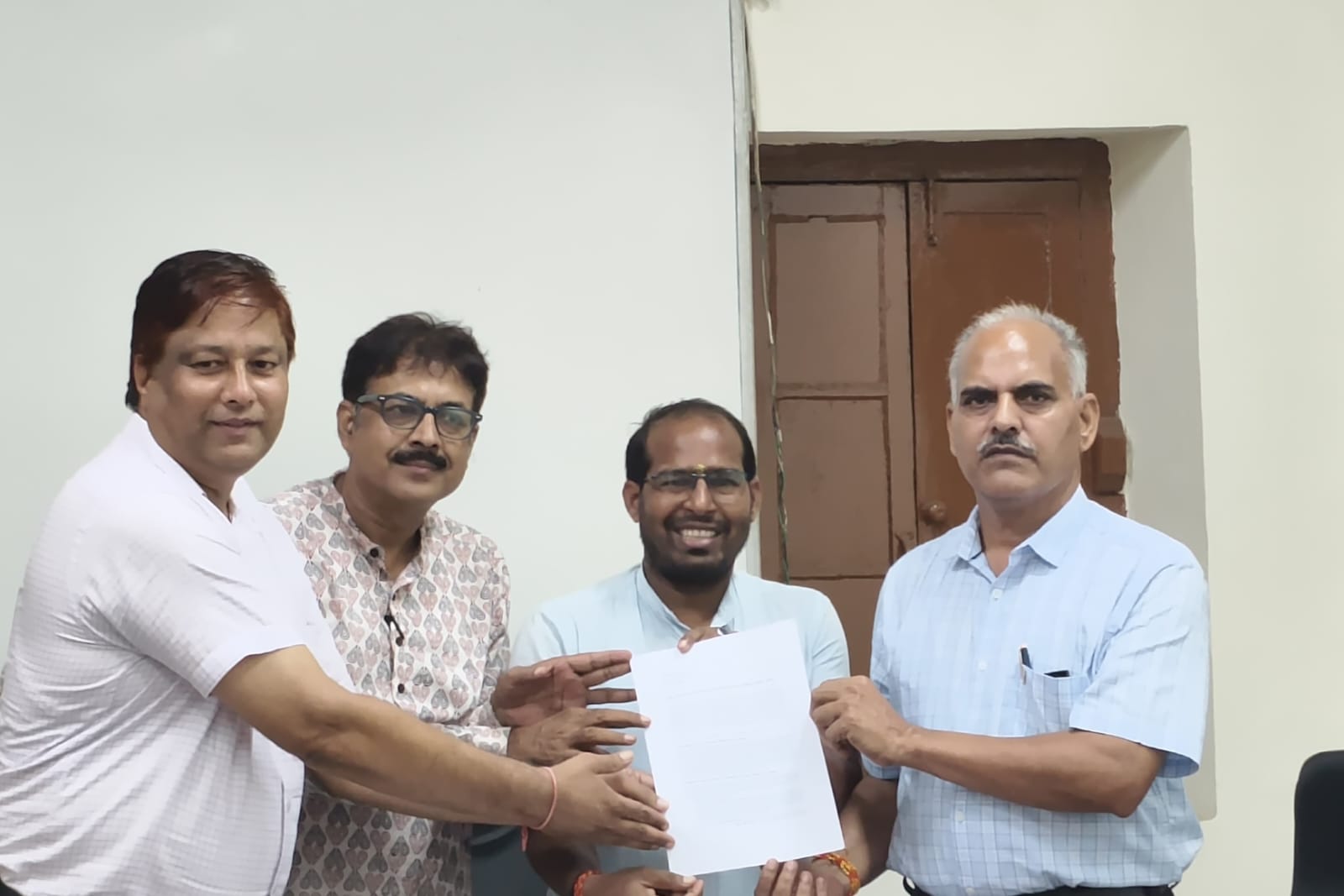 बीएचयू के प्रोफेसर्स ने चीफ प्राक्टर और डीन ऑफ स्टूडेंट को दिया ज्ञापन।
