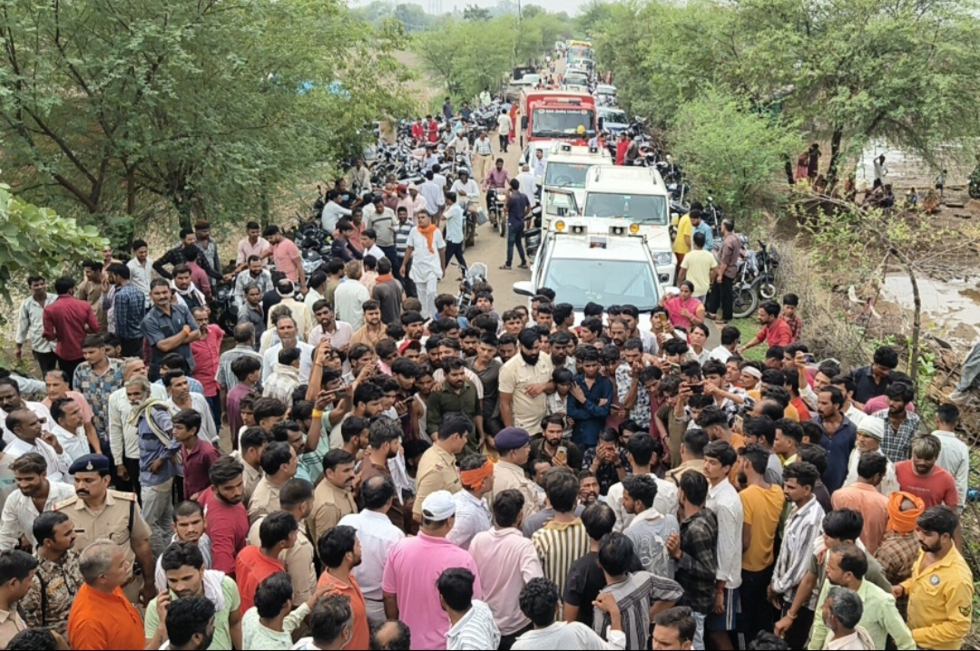ग्रामीणों ने प्रशासन को घेर लिया था।
