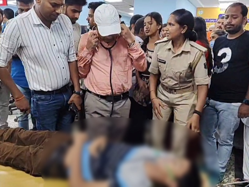 डॉक्टर से बेटे को बचाने की गुहार लगाती रही मां।