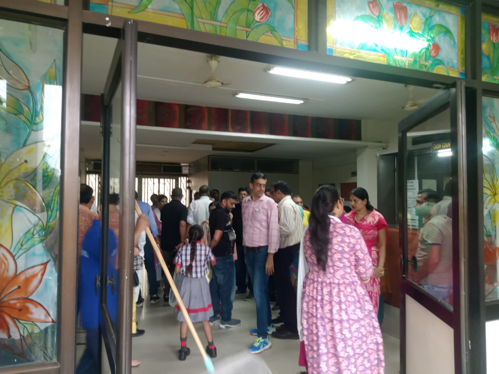 स्कूल पहुंचे पेरेंट्स ने जमकर विरोध प्रदर्शन किया।