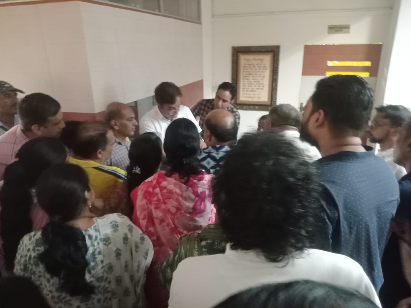 फीस बढ़ोतरी को लेकर पिछले लंबे समय से विद्या आश्रम स्कूल के खिलाफ पेरेंट्स कोर्ट में लड़ रहे है।