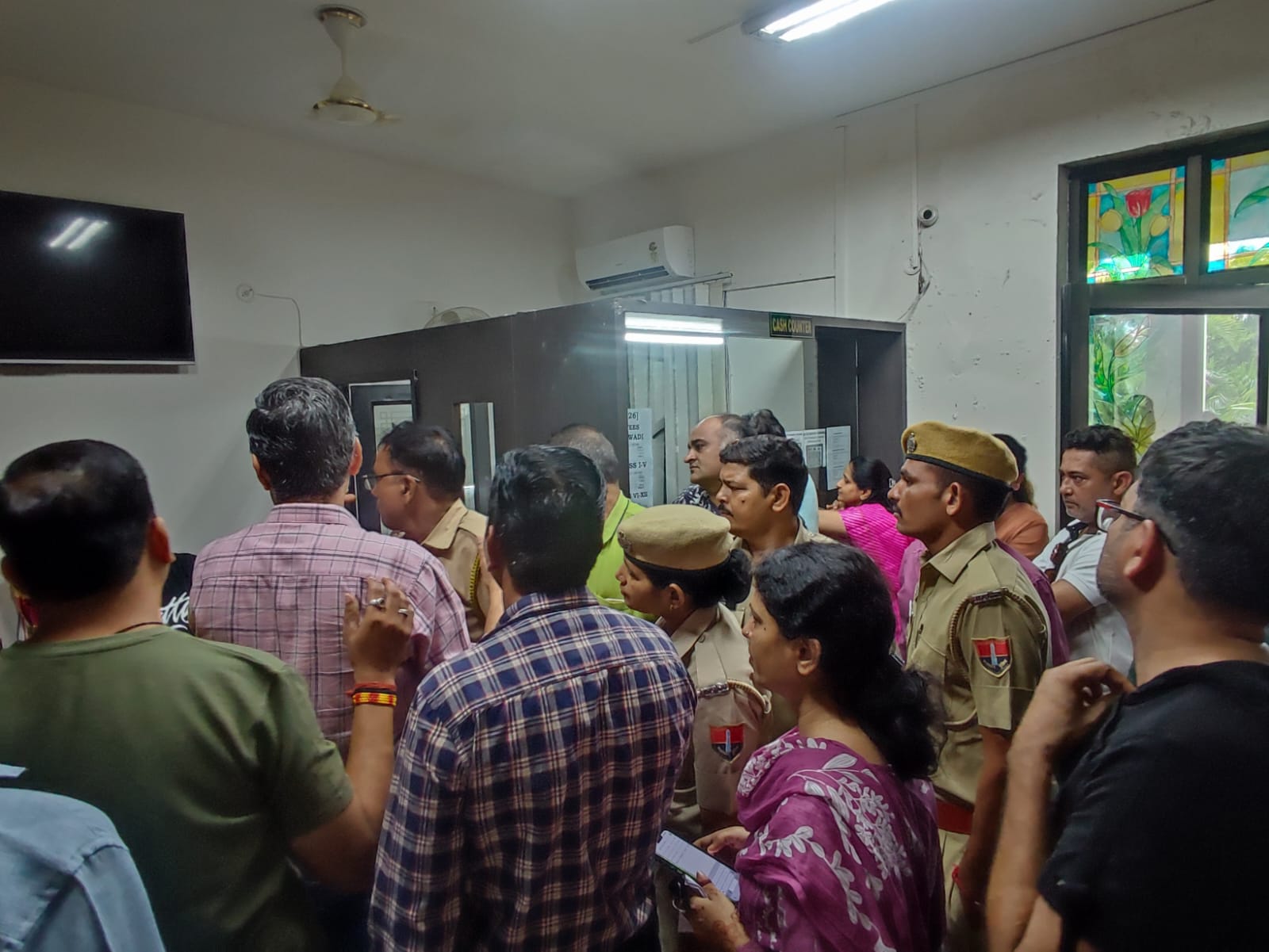 पेरेंट्स के बढ़ते विरोध के बाद स्कूल प्रबंधन ने पुलिस को बुलाया। इसके बाद पुलिस अधिकारियों ने समझाइश कर मामला शांत किया।
