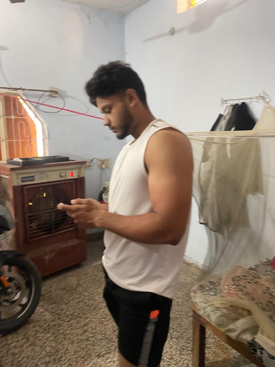 हिन्दू संगठन के लोगों ने युवक-युवती को पुलिस को सौंप दिया।