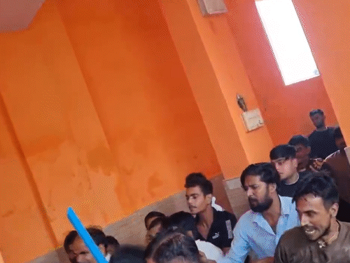 मंदिर पर नाम पट्टिका लगाने की बात पर दो पक्ष भिड़ गए। बाल्टी, झाड़ू जो भी हाथ लगा, वे एक-दूसरे पर फेंकते रहे।