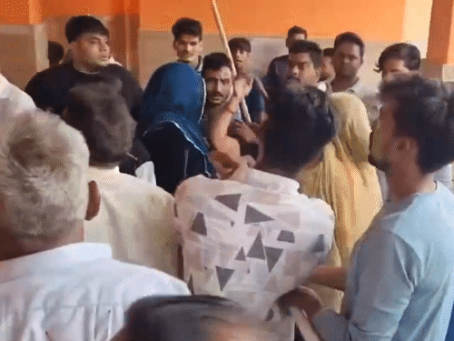 एक युवक ने महिला पर ही हाथ उठा दिया। ऐसे में माहौल और गरमा गया। पुलिस ने बीच-बचाव कर मामला शांत करवाया।