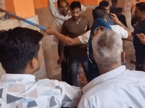 मारपीट में महिलाएं भी पीछे नहीं रहीं। उन्होंने भी झाड़ू से हमला किया।