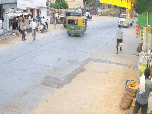 बच्ची ने दौड़ते हुए सड़क पार करने का प्रयास किया, इसी दौरान पिकअप की चपेट में आ गई।