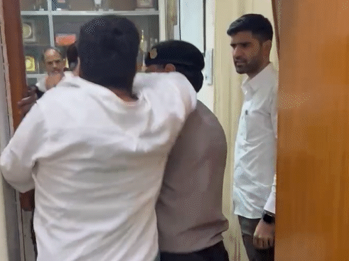 गार्ड और स्टाफ ने छात्र नेता को कॉलर पकड़ा और धक्का देकर रजिस्ट्रार ऑफिस से बाहर किया।
