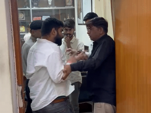 रजिस्ट्रार ने पलसानिया को बाहर जाने को कहा तो स्टाफ और गार्ड के साथ धक्का मुक्की हो गई। छात्र नेता ने उंगली दिखाई तो स्टाफ ने झापड़ दिखाते हुए बाहर जाने को कहा।