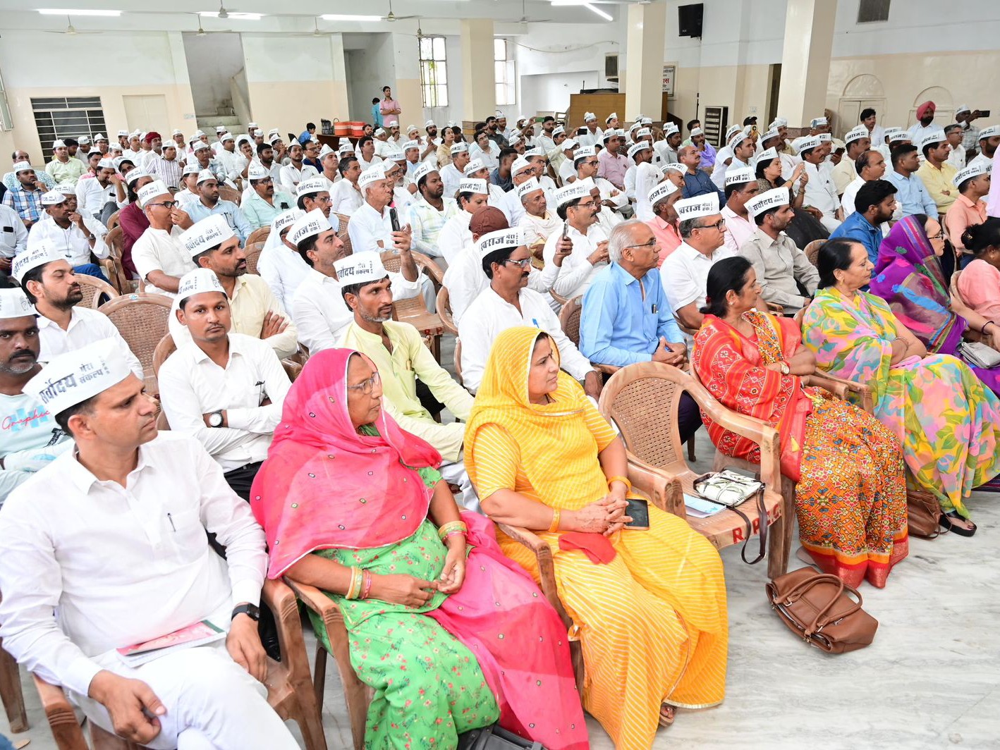 कार्यक्रम में बड़ी संख्या में पार्टी कार्यकर्ता मौजूद रहें।