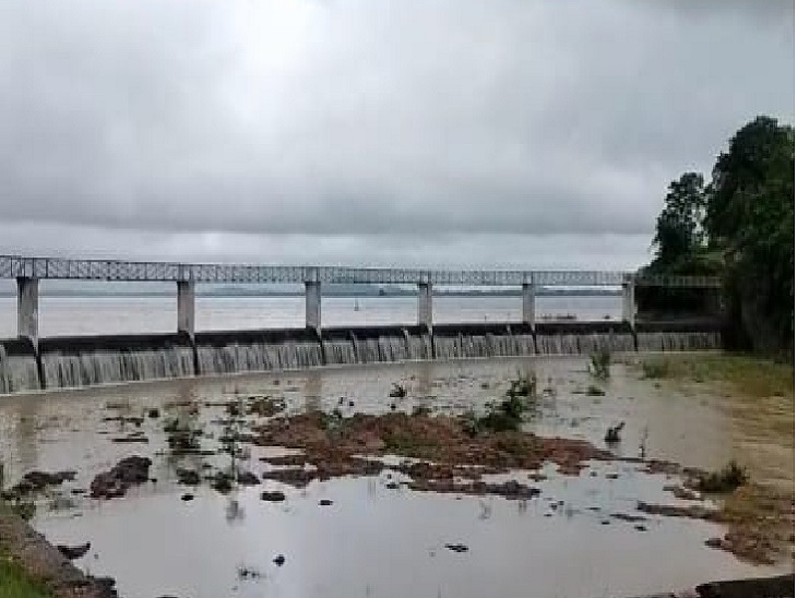 बांध फुुल होने के बाद खूंटाघाट के वेस्टवियर से ओवरफ्लो हो रहा है।