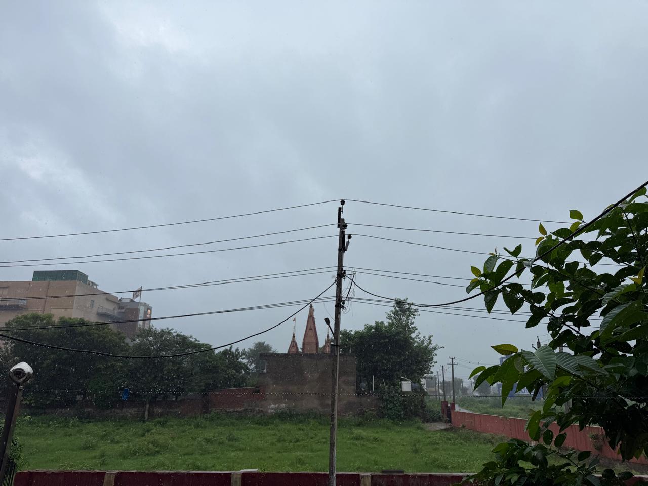 अलवर शहर में सुबह से घने बादल छाए हैं। ये टेल्को चौराहे के पास रिमझम बारिश का दृश्य है।