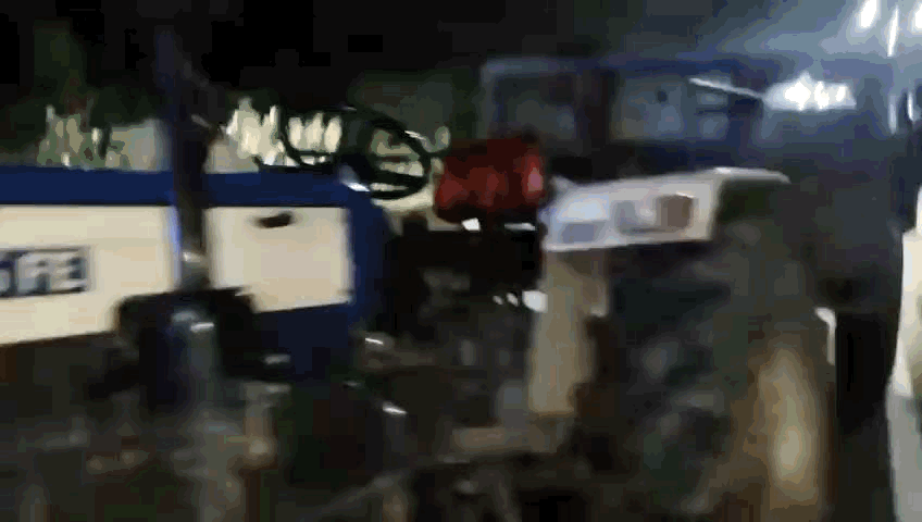 ट्रेक्टर पर नम्बर प्लेट की जगह एचबीएस लिखा हुआ