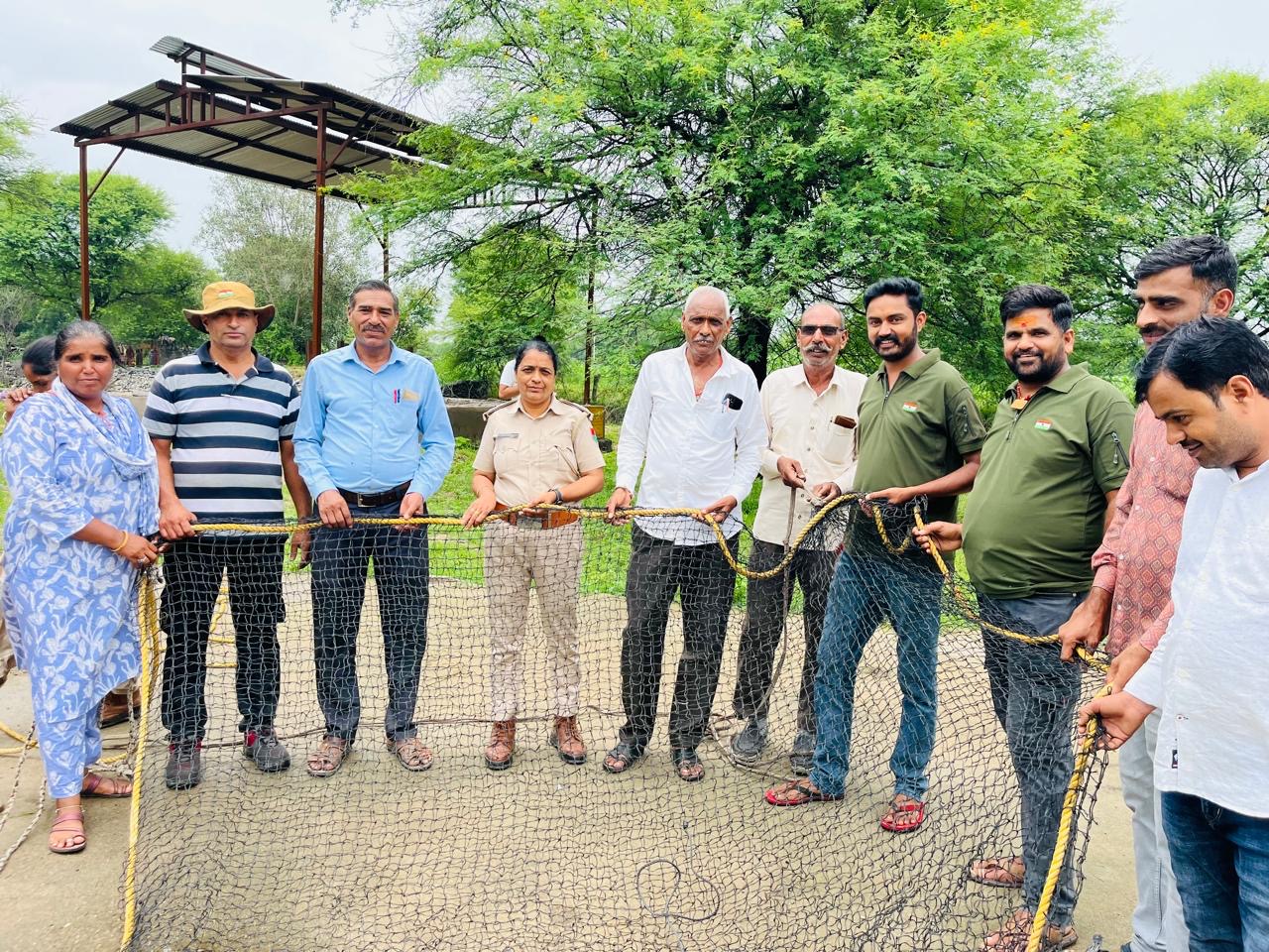 लेपर्ड को पकड़ने के लिए कुए में नेट डाली गई