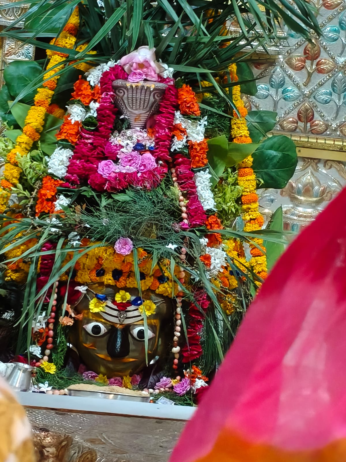 कुंतेश्वर महादेव मंदिर में महादेव की श्रृंगारित झांकी।