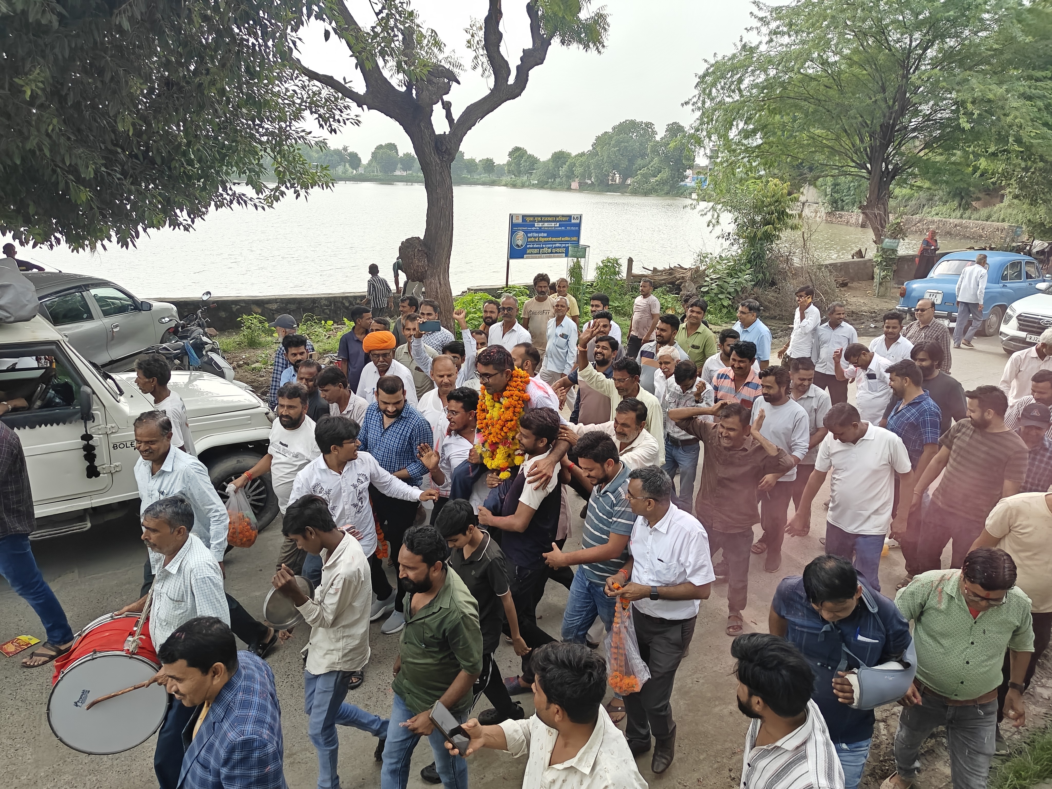 ग्रामीणों ने डॉक्टर चौधरी को मालाएं पहनाई और कंधे पर उठाकर दोबारा कार्यभार संभलवाया।