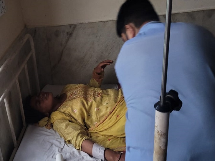 गोहर अस्पताल में बस में घायल महिला का उपचार करते हुए डॉक्टर।