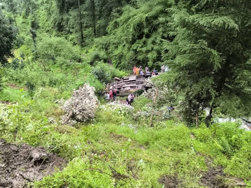 गोहर में दुर्घटनाग्रस्त प्राइवेट बस और घायलों को निकालते हुए लोग।