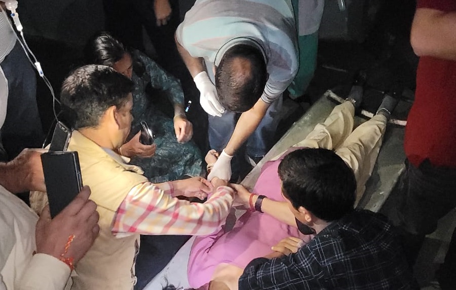 गोहर अस्पताल में घायल महिला का उपचार करते हुए डॉक्टर।