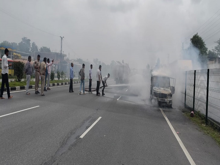 हाईवे पर मौजूद आस-पास के लोगों ने कार में लगी आग बुझाने की कोशिश की, लेकिन कार जलती रही।