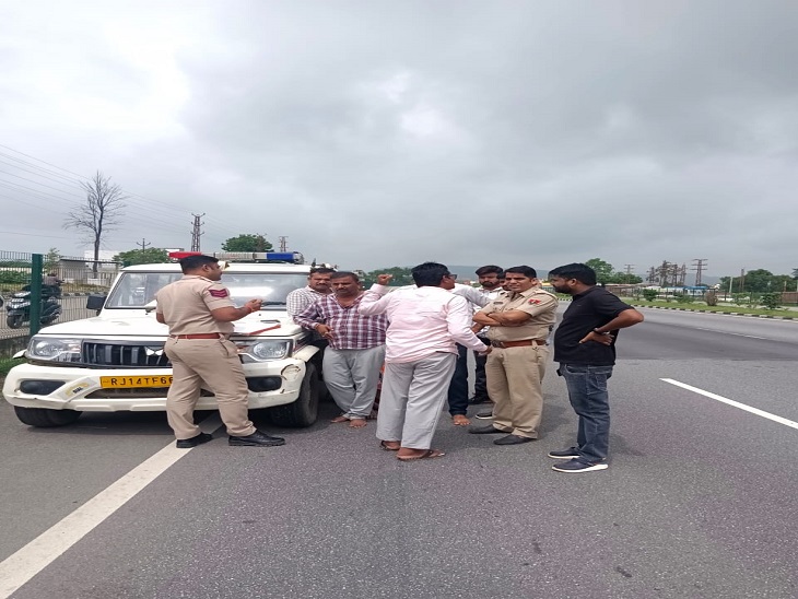 डबोक में पुलिस मौके पर पहुंची और मौके पर मौजूद लोगों से पूछताछ में जुटी।