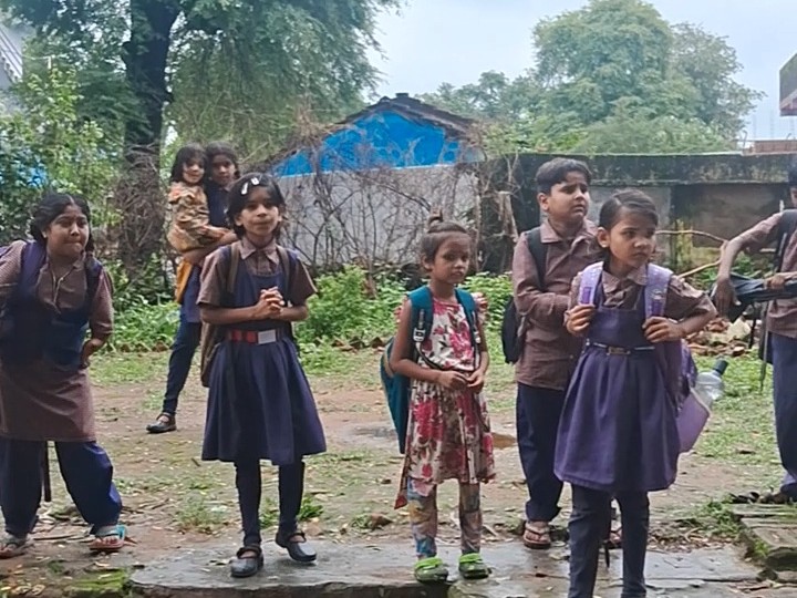 स्कूल परिसर भी हुआ खराब।
