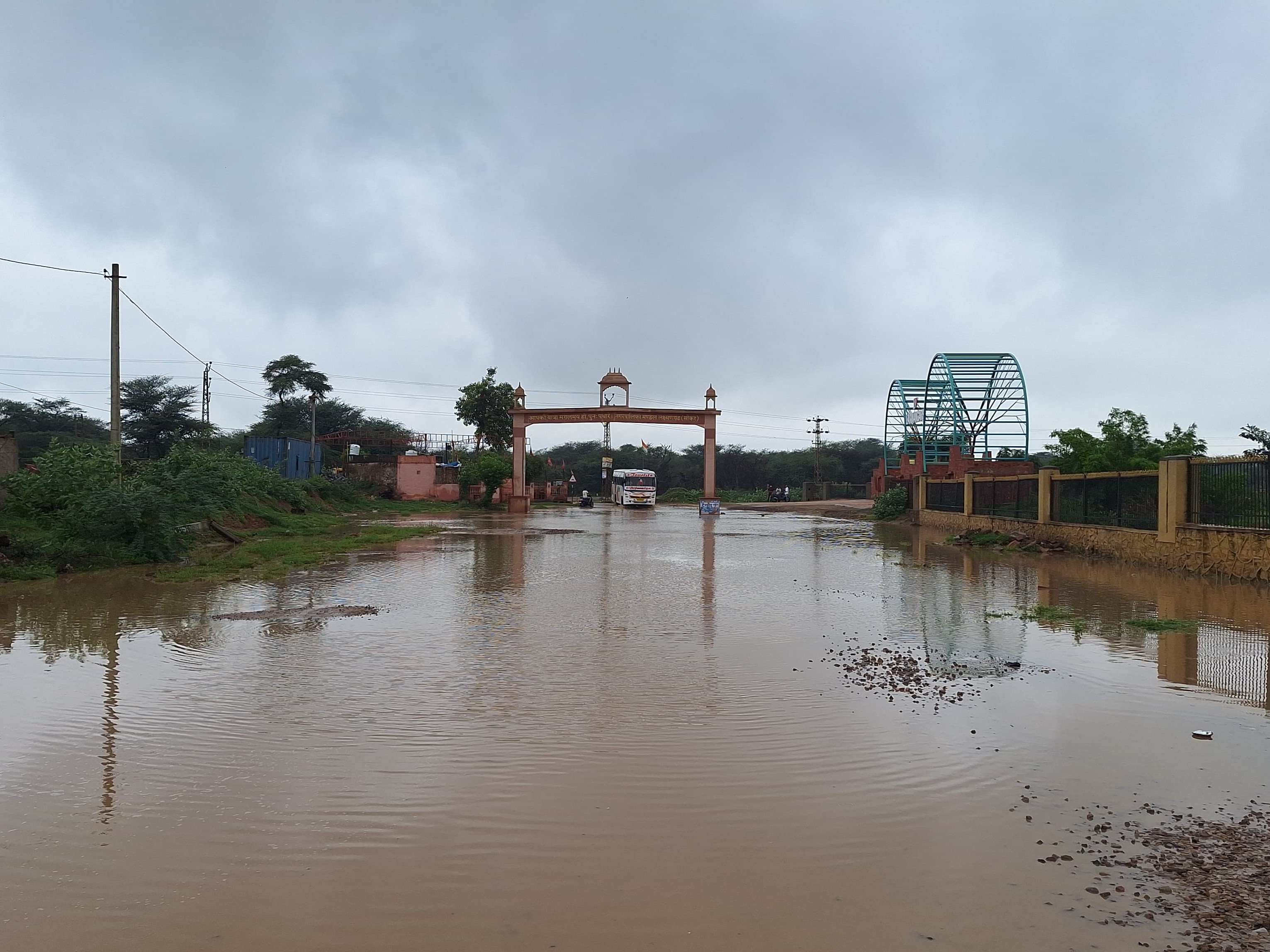शहरवासी जिस वैकल्पिक मार्ग का उपयोग कर रहे हैं, वह भी बंद है।
