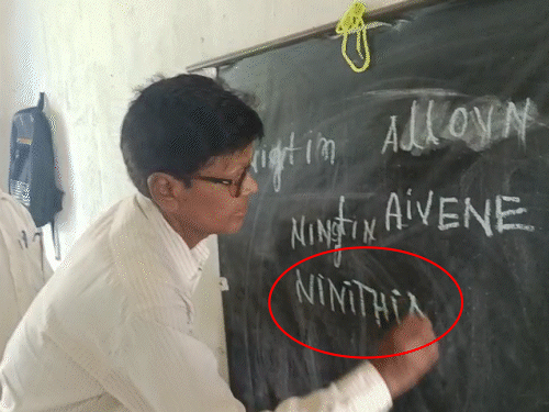 हेडमास्टर ने 11 की स्पेलिंग गलत लिखा। यह वीडियो बलरामपुर के कुसमी ब्लॉक के ग्राम पंचायत मड़वा के घोड़ासोत के प्रायमरी स्कूल का है। - Dainik Bhaskar