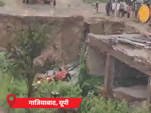 यूपी के गाजियाबाद में क्रॉसिंग रिपब्लिक के पास बेसमेंट धंसने से 4 कारें मलबे में समा गईं।