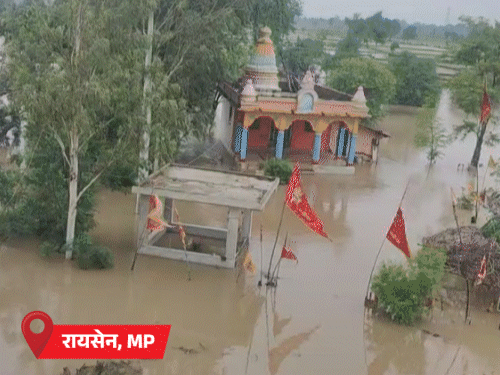 MP के रायसेन में बेतिया नदी ओवरफ्लो होने से कई गांवों में बाढ़ आ गई है।