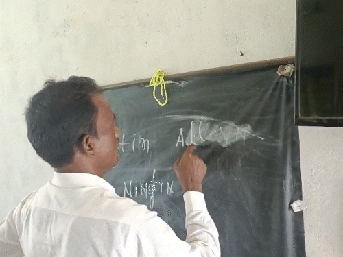 घोड़ासोत के प्रायमरी स्कूल में पदस्थ टीचर 11 की स्पेलिंग नहीं लिख पा रहे थे।