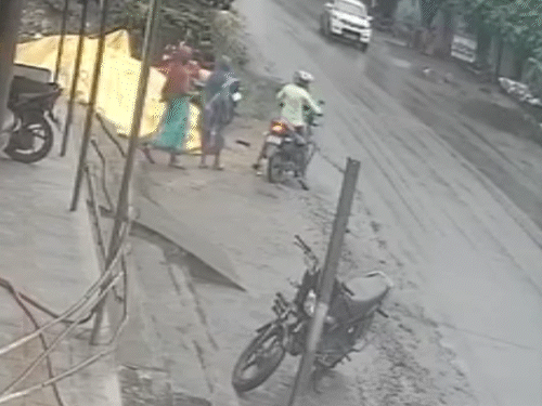 महिला बैंक से पैसे निकालकर सड़क किनारे खड़ी थी, तभी ट्रेलर आता देख कूद गई।
