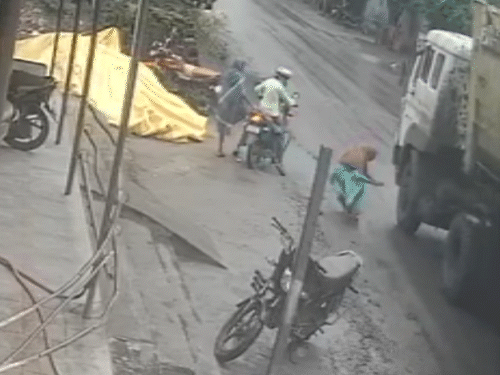 महिला अचानक ट्रेलर के नीचे कूद गई। सड़क किनारे मौजूद लोगों को उसे बचाने का मौका ही नहीं मिला।