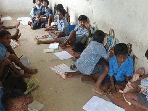 60 बच्चों का भविष्य इन्हीं 3 टीचरों के भरोसे है।