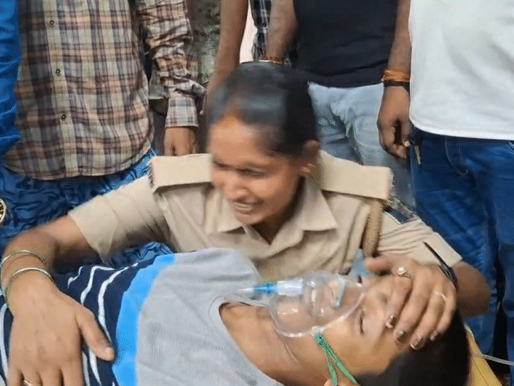 कभी सिर सहलाती, कभी कहती बेटा उठ जा...मां आ गई है।