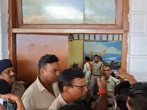 दुर्ग रेलवे स्टेशन में धर्मांतरण और मानव तस्करी के आरोप में 2 नन को गिरफ्तार किया गया।