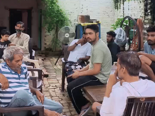 अनादि के घर के बाहर आंगन जैसी जगह है, यहां गांव के लोग परिवार का दुख बांटने के लिए मौजूद थे।