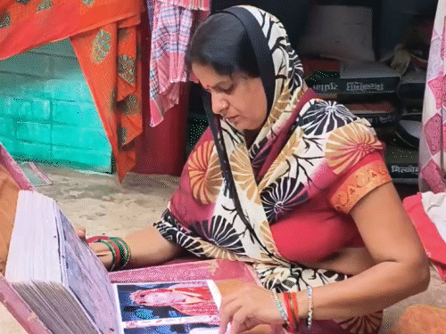 अनादि की पत्नी सुनती बार-बार शादी का एल्बम देखकर रो रही है।