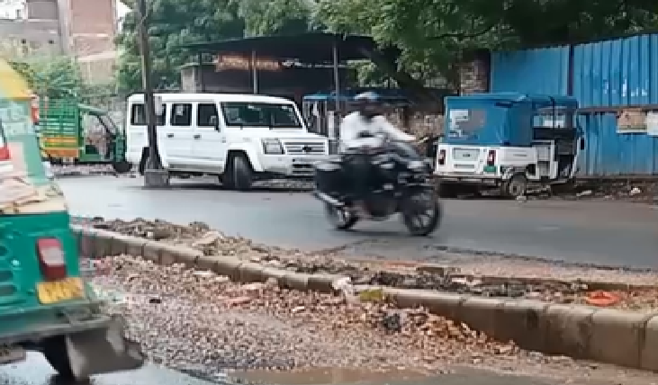 बोदला-लोहामंडी रोड पर किशोरपुरा पेट्रोल पंप के सामने सड़क के बीचों-बीच बना डिवाइडर भी धंसा हुआ है।