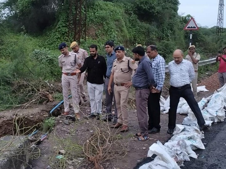 निरीक्षण के दौरान एसपी राजेंद्र मीणा सहित लाखेरी एसडीएम अरविंद शर्मा भी मौजूद रहे।