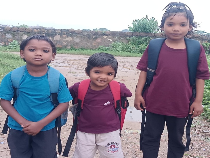 अलवर शहर के निकट तूलेड़ा में स्कूल जाने के बाद तुरंत वापस लौटते बच्चे।