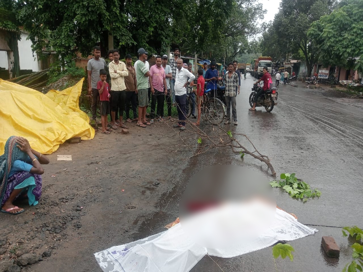 घटना के बाद मौके पर लोगों की भीड़ जमा हो गई। महिला की लाश सड़क पर पड़ी हुई थी।