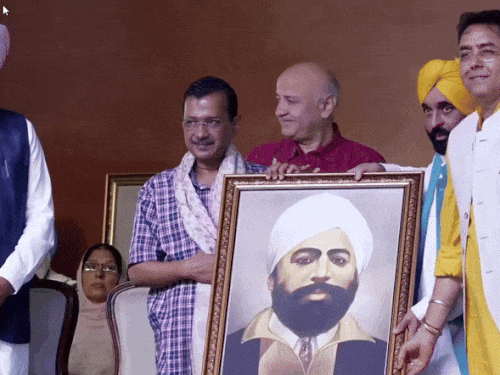 समागम में पहुंचे AAP सुप्रीमो केजरीवाल को सम्मानित करते हुए।