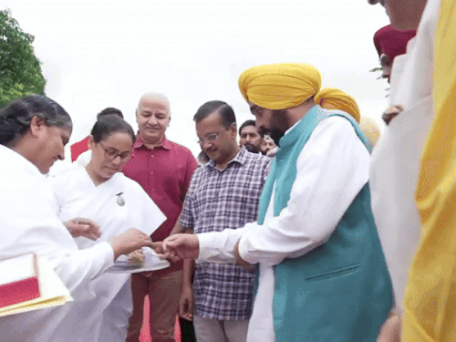 सीएम भगवंत मान को राखी बांधते हुए।