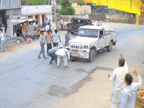 आसपास खड़े लोगों ने दौड़ते हुए पिकअप करे रुकवाया और बच्ची को खींचकर बाहर निकाला।